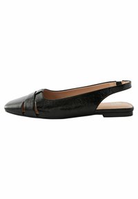 Schwarze Leder Slingback-Flats mit spitzem Zehenbereich und einstellbarer Kreuzschnürung, mit glatter Textur und niedrigem, flachem Absatz.