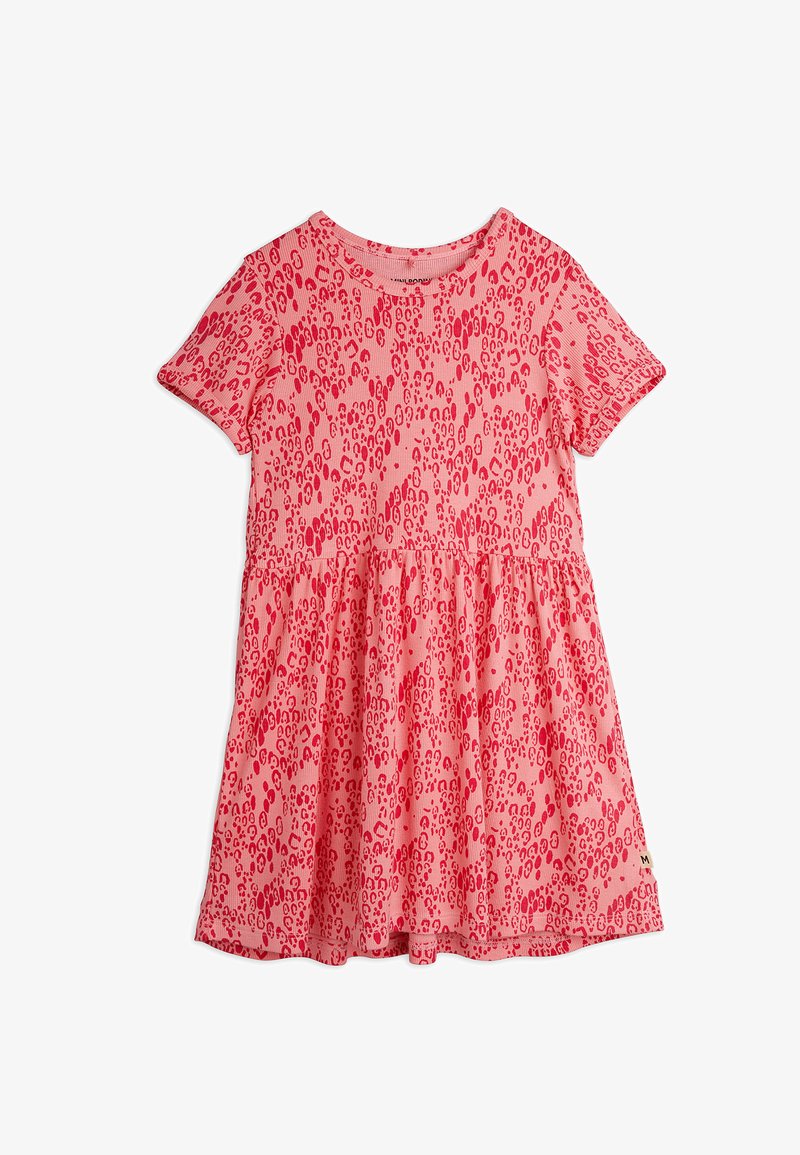 Różowa sukienka z krótkim rękawem w wzór panterki w ciemniejszym odcieniu różu. Miękka tkanina z marszczoną talią i rozkloszowanym dołem. Okrągły dekolt.