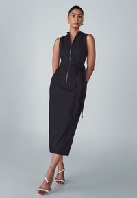 WILLA TAMA  - Etuikleid - black