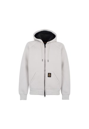 Sudadera con cremallera de color gris claro, con interior negro, cordones ajustables, dos bolsillos frontales, puños y dobladillo acanalados, presenta un parche de logo.