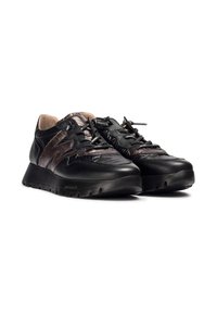Sneaker in pelle nera con superfici texture e lisce, caratterizzate da lacci scuri e una suola bassa. Accenti bronzei distintivi sui lati.