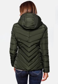 Olivgrön puffjacka med huva, med ett chevronmönster, kviltad textur och sidofickor. Baksidan har horisontella sömnadsdetaljer.