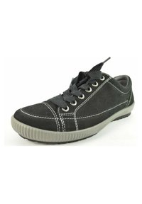 Sneaker in suede nero con suola in gomma grigia. Caratteristiche includono cuciture bianche, design con lacci e punta rotonda.