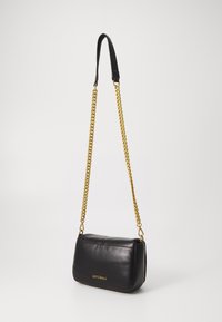 Borsa a tracolla nera in pelle con tracolla in catena dorata, texture liscia, forma rettangolare e logo impresso sulla parte frontale.