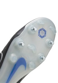 Schwarzer Fußballschuhsohle mit transparentem Design, ausgestattet mit Metallstiften und blauen Akzenten. Auffälliges Detail "ANTI CLOG" sichtbar.