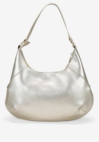 Bolso de mano de cuero plateado metálico con una silueta curva, una sola correa de hombro y detalles de costura sutiles. Cuenta con un cierre de cremallera.