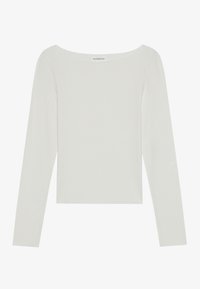 Langermet topp i lys grå, laget av mykt stoff, med bred båthals og en cropped fasong. Ingen synlige mønstre eller detaljer.