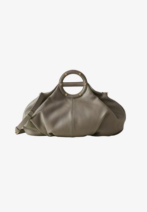 Weiche graue Lederhandtasche mit einem einzigartigen runden oberen Griff, befestigt mit goldfarbenen Nieten und einem verstellbaren Schulterriemen.