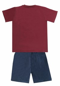 Bordeaux T-shirt met korte mouwen en ronde hals, gecombineerd met donkerblauwe shorts. Beide artikelen zijn gemaakt van zachte stof met een gladde textuur.