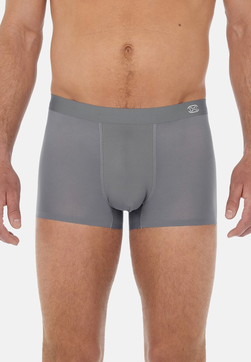 Graue Boxerbriefs aus einem glatten, dehnbaren Stoff; verfügen über einen breiten Taillenbund mit einem Logo und eine normale Passform mit einem Frontbeutel.