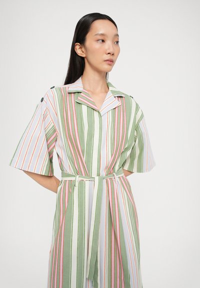 Robe rayée avec des lignes vertes, blanches et roses, manches courtes, col à revers et une ceinture assortie en tissu. Détails de boutons aux épaules.