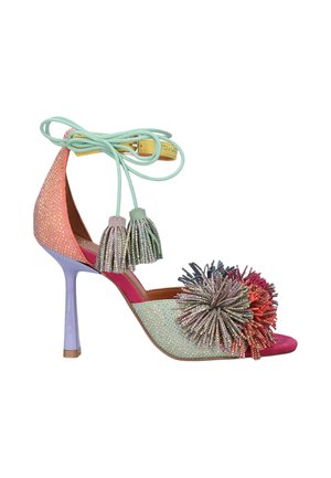 Sandalo con tacco alto con cinturini glitter multicolore, tacco lilla pastello, legaccio alla caviglia con nappine e decorativi pompon multicolore sul davanti.