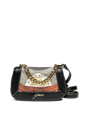 Schwarze Leder-Crossbody-Tasche mit goldener Kettenhenkel, bedrucktem Stofffrontpanel und goldenen "Gattinoni"-Logo auf weißem Hintergrund.
