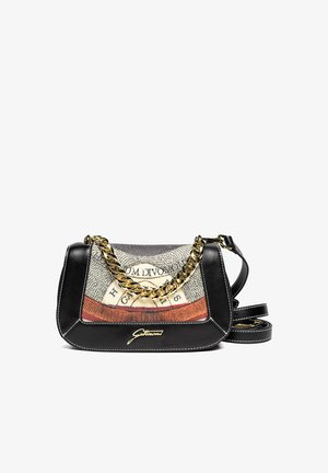 Schwarze Leder-Crossbody-Tasche mit goldener Kettenhenkel, bedrucktem Stofffrontpanel und goldenen "Gattinoni"-Logo auf weißem Hintergrund.