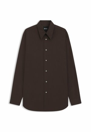 Camicia da uomo marrone scuro a maniche lunghe con bottoni, colletto appuntito ed etichetta BOSS visibile all’interno del colletto.