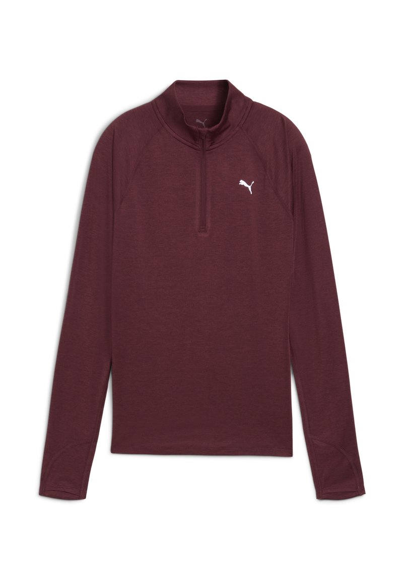Haut de sport à manches longues, couleur bordeaux, avec un col zippé demi et un logo Puma blanc sur la poitrine gauche. Design simple et sportif.