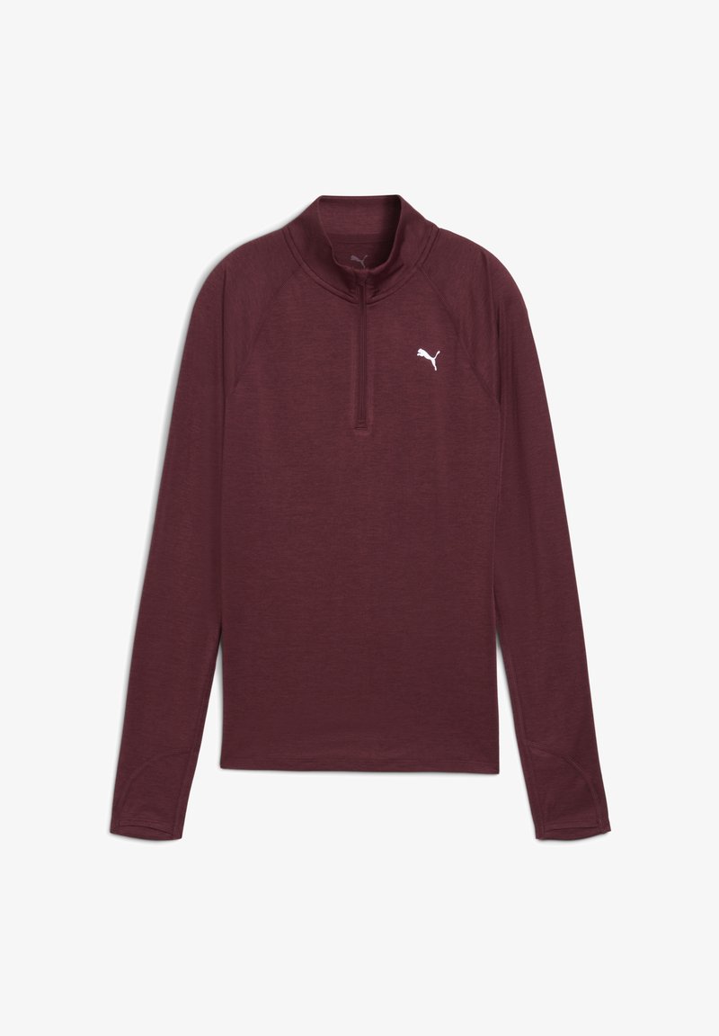 Haut de sport à manches longues, couleur bordeaux, avec un col zippé demi et un logo Puma blanc sur la poitrine gauche. Design simple et sportif.