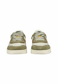 Sneaker verdi e beige con tomaia in rete e scamosciato, punta rotonda, suola bianca spessa e lacci rotondi con un motivo a chiazze d'argento.