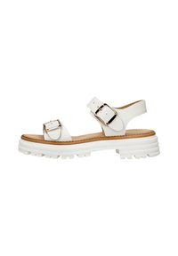 Des sandales blanches avec deux boucles réglables, une semelle texturée et une plateforme blanche épaisse et striée avec un coussin de pied marron.