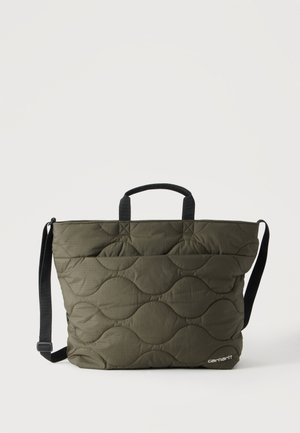 Sac cabas matelassé vert olive avec poignées noires et bandoulière réglable, avec motif de surpiqûres ondulées et petit logo sur le devant.