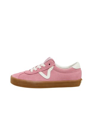 Zapatillas de ante rosa con acentos en blanco, punta redonda y suela plana de goma marrón. Presenta cordones blancos y un logo en la lengüeta.