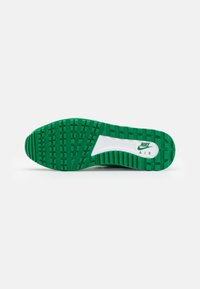 Nike Golf AIR PEGASUS 89 - Zapatos de golf (sin clavos) - white/malachite/photon dust