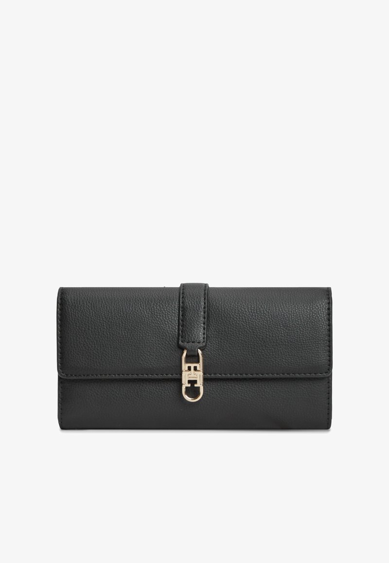 Portefeuille en cuir noir texturé avec une fermeture à rabat et un fermoir doré arborant un logo double T au centre.