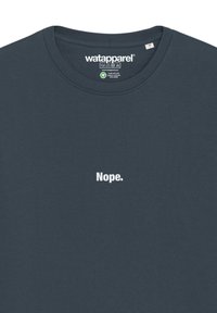 Donkerblauw katoenen t-shirt met een ronde hals en de tekst "Nope." in wit, gecentreerd aan de voorkant. Eenvoudig en minimalistisch ontwerp.