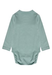 Långärmad babybody i mjuk, ljusgrön bomull. Har en rund halsringning och tryckknappar i botten för enkel påklädning.