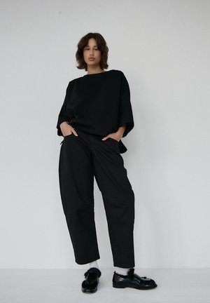 - Spodnie materiałowe