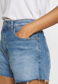 Tommy Jeans Farkkushortsit - blue denim