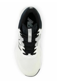 Schwarz-weißer Sportschuh mit Mesh-Obermaterial, gepolsterter Ferse und Schnürsenkeln. Mit einem grauen Akzent und einer strukturierten Sohle.