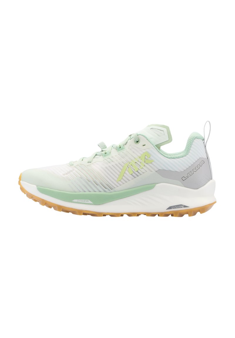 Lichtgewicht trailrunningschoen met een ademend bovenwerk van mesh in wit en mintgroen, grijze accenten, en een gestructureerde gumrubberen buitenzool.