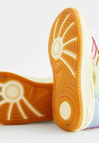 Farverige sneakers med en multicoloret overdel i læder og syntetiske materialer. Med en gummisål med et struktureret, mønstret design.