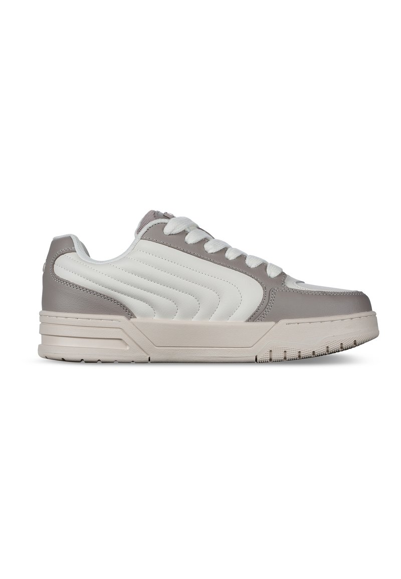 Sneaker grigia e bianca con un design elegante, pannelli laterali testurizzati e suola in gomma. Presenta lacci bianchi e accenti di branding minimalisti.