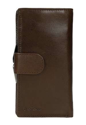 Brązowy skórzany portfel z podszytymi krawędziami, paskiem z zatrzaskiem i metalowym klipsem z boku.