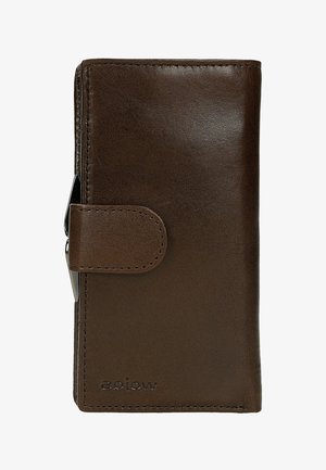 Brązowy skórzany portfel z podszytymi krawędziami, paskiem z zatrzaskiem i metalowym klipsem z boku.