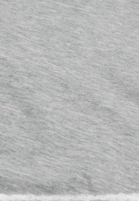 Tissu gris clair avec une texture douce et chinée, présentant des motifs de tissage fins et des variations subtiles de couleur.