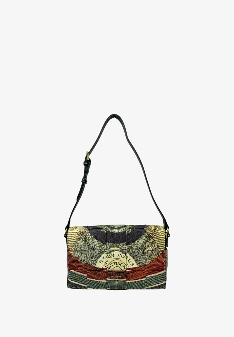 Bolso multicolor con un patrón texturizado, que presenta una correa de cuero negra y un detalle de hardware en tono dorado en la parte frontal.