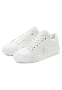 Sneakers bianchi in pelle con un colletto testurizzato e peloso e ricami a forma di cuore sui lati. Design con lacci e suole in gomma.