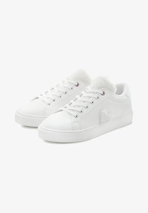 Weißer Leder-Sneaker mit einem strukturierten, flauschigen Kragen und herzförmiger Stickerei an den Seiten. Schnürdesign mit Gummisohlen.