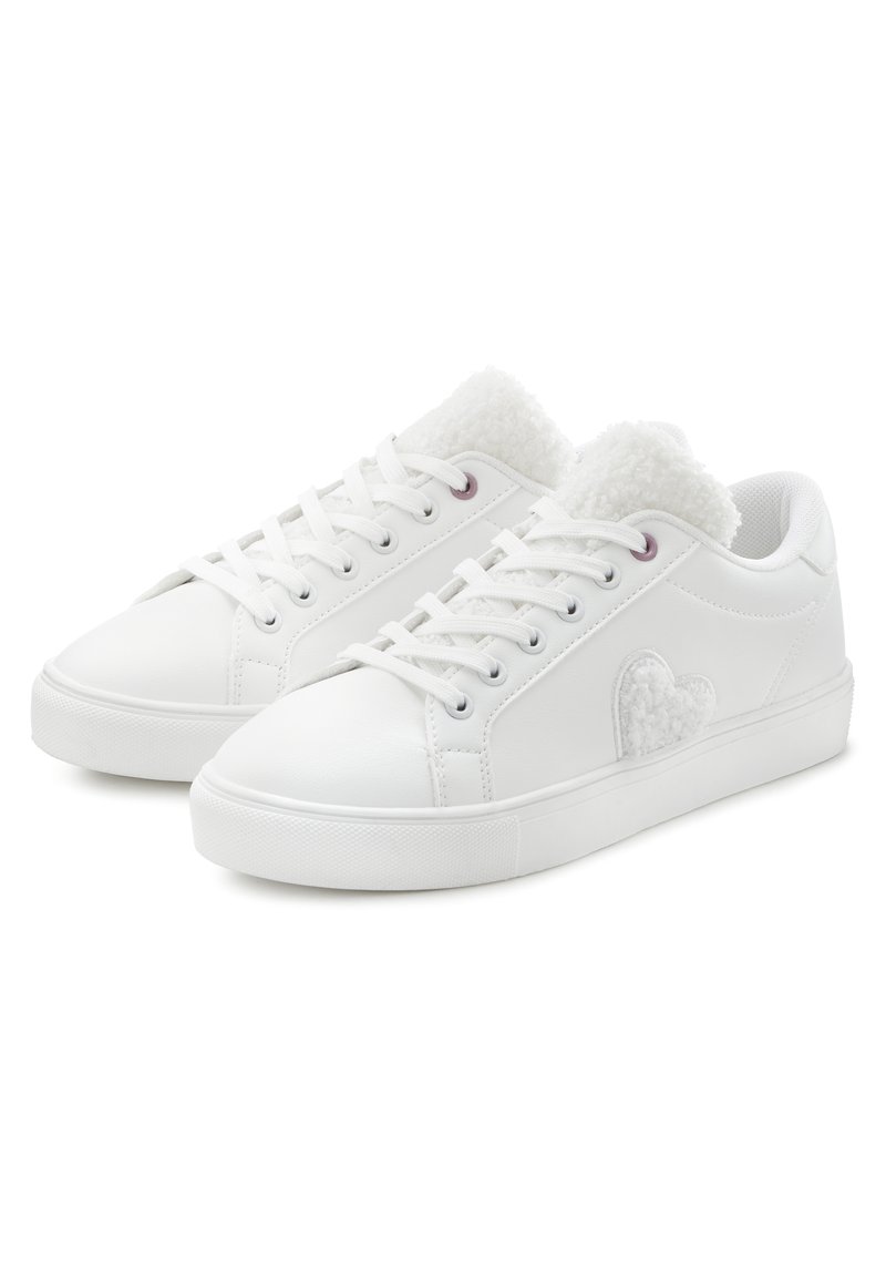 Sneakers bianchi in pelle con un colletto testurizzato e peloso e ricami a forma di cuore sui lati. Design con lacci e suole in gomma.