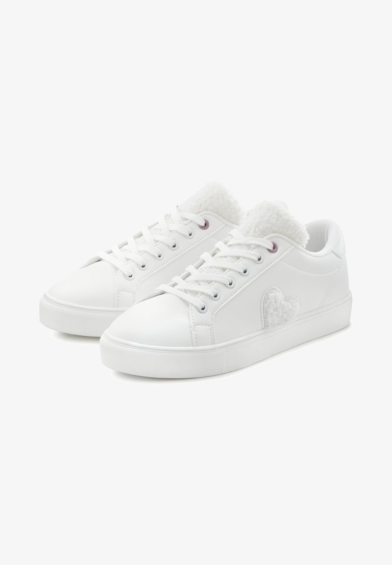 Weißer Leder-Sneaker mit einem strukturierten, flauschigen Kragen und herzförmiger Stickerei an den Seiten. Schnürdesign mit Gummisohlen.
