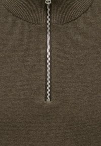 Pull en tricot marron avec un col haut et une fermeture éclair argentée sur le devant. La texture est lisse avec un col et des poignets côtelés.