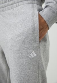 adidas Sportswear ESSENTIALS SMALL LOGO FEEL COZY OPEN HEM PANT - Calças de fato de treino - medium grey heather