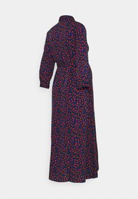 Abito lungo navy con colletto e maniche lunghe. Presenta un motivo floreale rosso e blu. Tessuto morbido, vita arricciata e orlo alla caviglia.