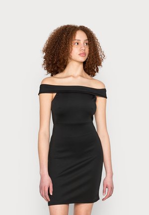 Vestido preto sem alças, feito de um tecido suave e elástico. Design ajustado com bainha reta e mangas curtas.