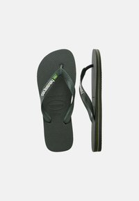 Een paar donkergroene Havaianas slippers met gestructureerde zolen en de Braziliaanse vlag op de bandjes, weergegeven vanaf bovenaanzicht en zijaanzicht tegen een witte achtergrond.