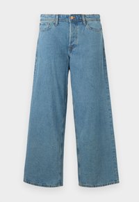 Lyseblå vid ben denimjeans med frontknapp og lommer, vist mot en enkel hvit bakgrunn.