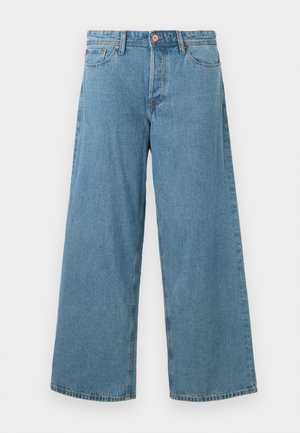 Lysblå vidtalte denimjeans med frontknap og lommer, vist mod en ensfarvet hvid baggrund.